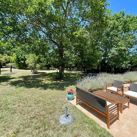 Idyllisches Ferienhaus Mit Pool Und Grossem Garten *