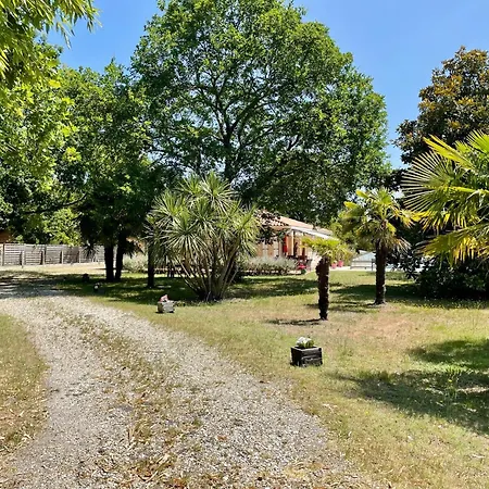 Idyllisches Ferienhaus Mit Pool Und Grossem Garten